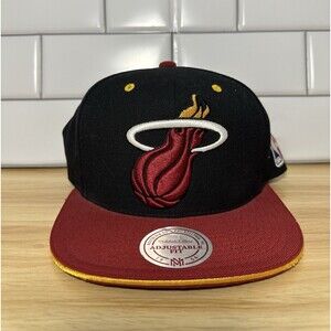 MENS MITCHELL & NESS NBA CORE BASIC SNAPBACK HEAT BLACK RED Never Worn